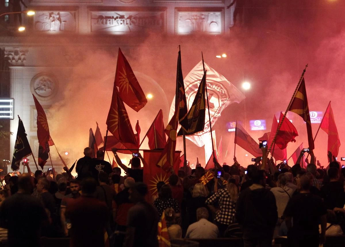 Κλίμα αποσταθεροποίησης στα Σκόπια: Σφοδρή επίθεση του VMRO-DPMNE για τη συμφωνία – Ντιμιτρόφ: «Αναγκαίο κακό η αλλαγή του ονόματος»